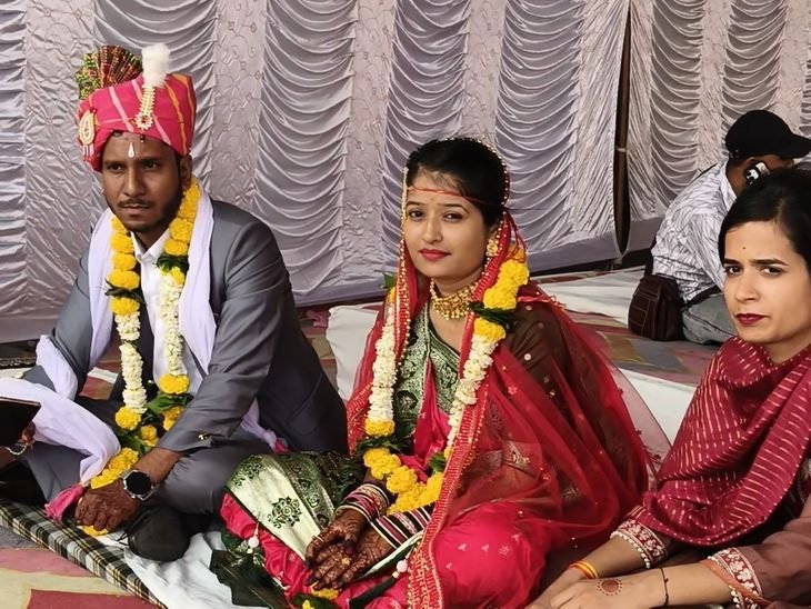 ड्रिप लाइन से दूल्हा-दुल्हन पर बरसी पानी की फुहारें:अक्षय तृतीया पर सामूहिक विवाह सम्मेलन में 32 जोड़ों ने लिए सात फेरे