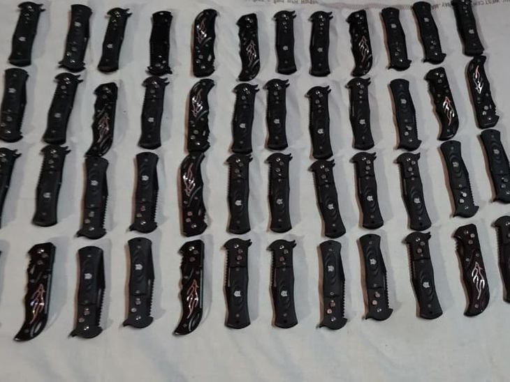 जबलपुर में एक घर से मिले 50 चाइनीज चाकू:पुलिस ने एक आरोपी को गिरफ्तार किया; अवैध चाकू कारोबार पर रोक लगाने एसपी के निर्देश