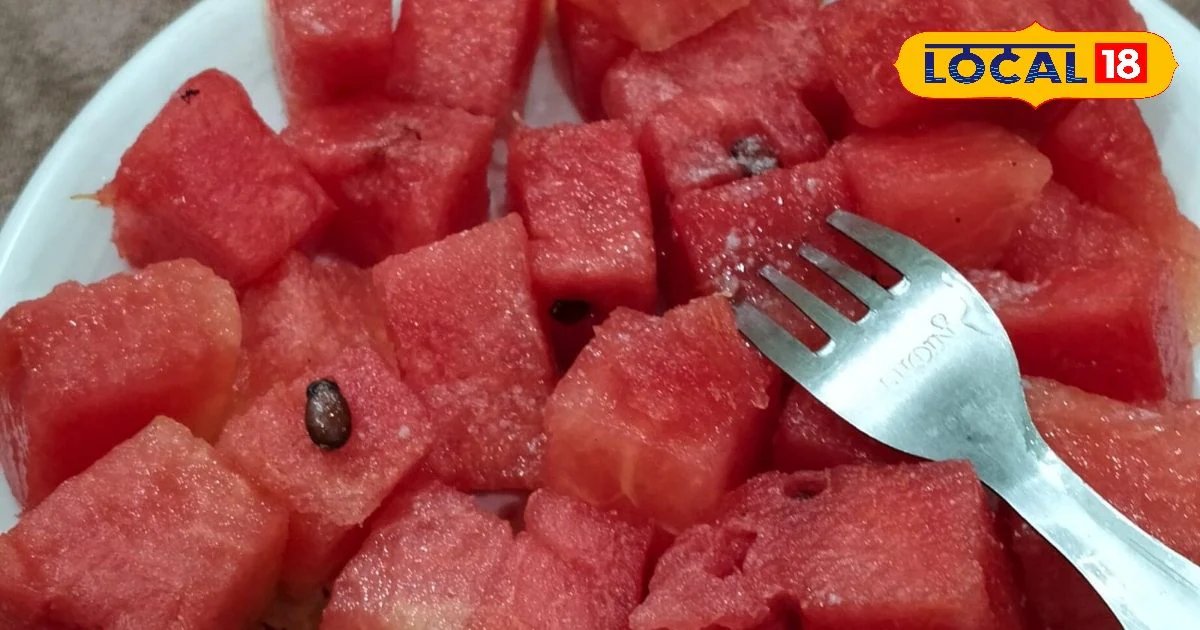 गर्मियों में हेल्दी समझकर आप भी खाते हैं ज्यादा तरबूज, तो हो सकते हैं परेशान.. यहां जानिए कितनी मात्रा है सुरक्षित