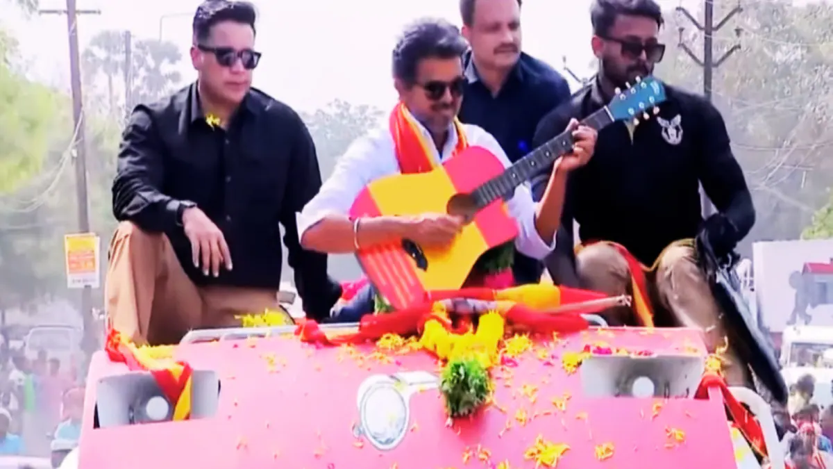 हाथ में गिटार, कंधों पर लड़का: विजय के तिरुनेलवेली रोड शो की झलकियाँ
