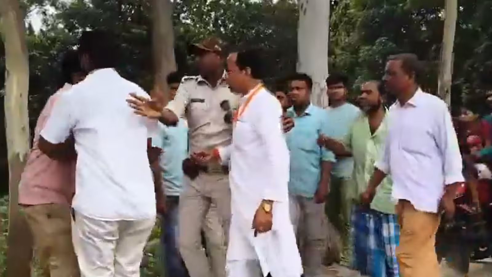 'हताशा में कार्रवाई': कुमारगंज में मतदान के बीच भाजपा के सुभेंदु सरकार का पीछा किया गया, पिटाई की गई | वीडियो | राजनीति समाचार
