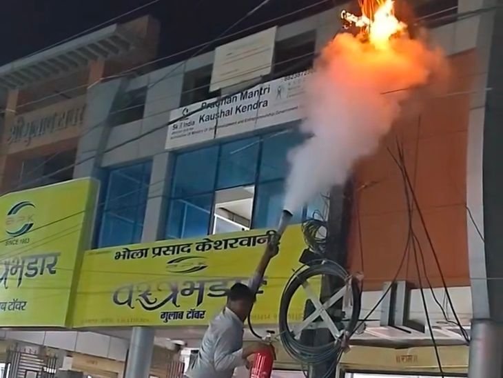 सीधी में विद्युत पोल में आग, ग्रामीणों ने बुझाई:फायर ब्रिगेड देर से पहुंची, गुलाब टावर के पास बड़ा हादसा टला