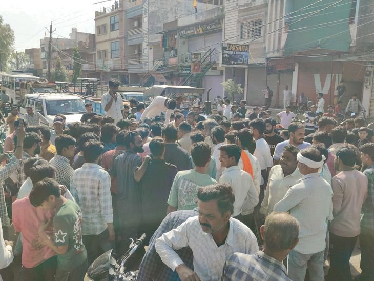 अशोकनगर में सिलेंडर न मिलने पर चक्काजाम:डिलीवरी मैसेज आने के बाद भी नहीं मिली गैस; कलेक्ट्रेट पर खाली टंकी रखकर हंगामा