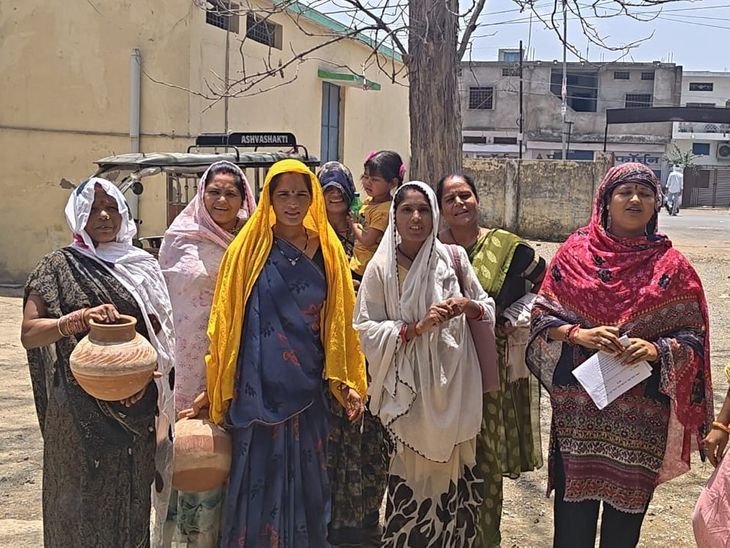 Damoh MP Women Break Pots at SDM Office Amid Water Crisis