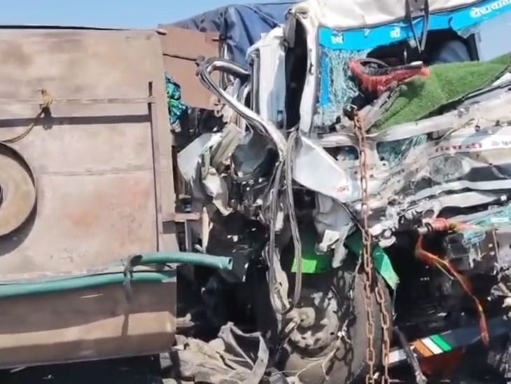 उज्जैन में पानी के टैंकर को आइसर ने मारी टक्कर:अगला हिस्सा बुरी तरह क्षतिग्रस्त; मशक्कत के बाद ड्राइवर को निकाला, इंदौर ले जाते वक्त मौत