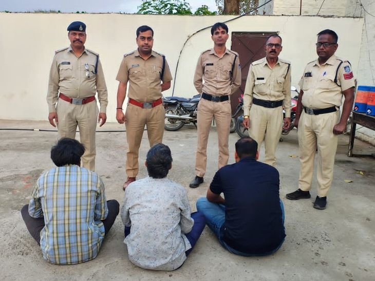 महवा चोरी का खुलासा, 3 आरोपी और 1 नाबालिग गिरफ्तार:एक फरार, ₹1.80 लाख नकद, सोने के टॉप्स बरामद