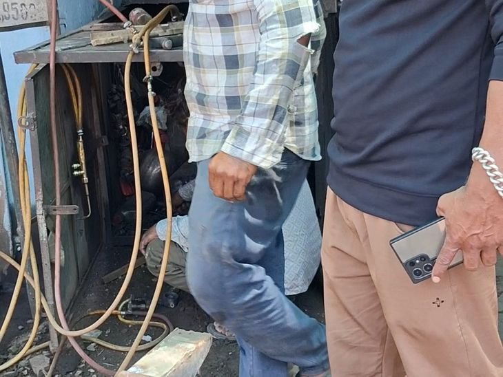 दमोह में अस्पताल के पास जोरदार धमाका:दहशत में आए लोग, ऑक्सीजन सिलेंडर का वाल्व टूटा