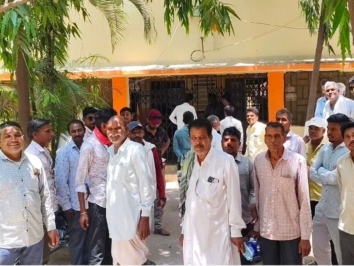 MSP का पैसा खाते में, नकद नहीं:धार में गेहूं बेच चुके किसान बैंक के चक्कर लगाने को मजबूर