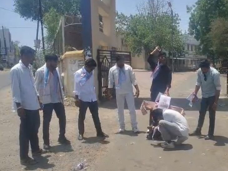 झाबुआ में NSUI ने पीएम-गृहमंत्री का पुतला जलाया:दिल्ली दूरदर्शन कार्यालय पर कार्यकर्ताओं की गिरफ्तारी के विरोध में प्रदर्शन किया