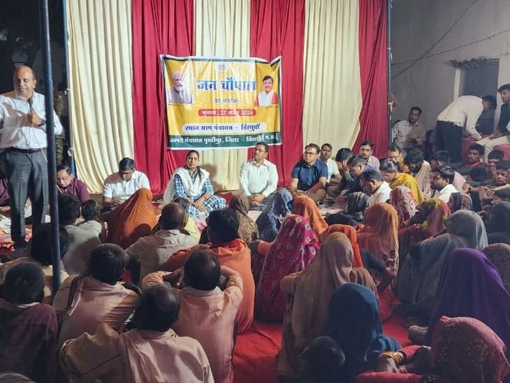 निवाड़ी कलेक्टर ने रात्रि चौपाल में की अपील:कहा-बच्चों को स्कूल जरुर भेजें, सरकारी शिक्षा पर दिया जोर