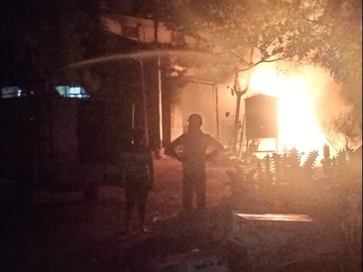 शुजालपुर में अनियंत्रित ट्रक बिजली पोल से टकराया:ट्रांसफार्मर में लगी आग, शहर में डेढ़ घंटे तक बंद रही बिजली सप्लाई