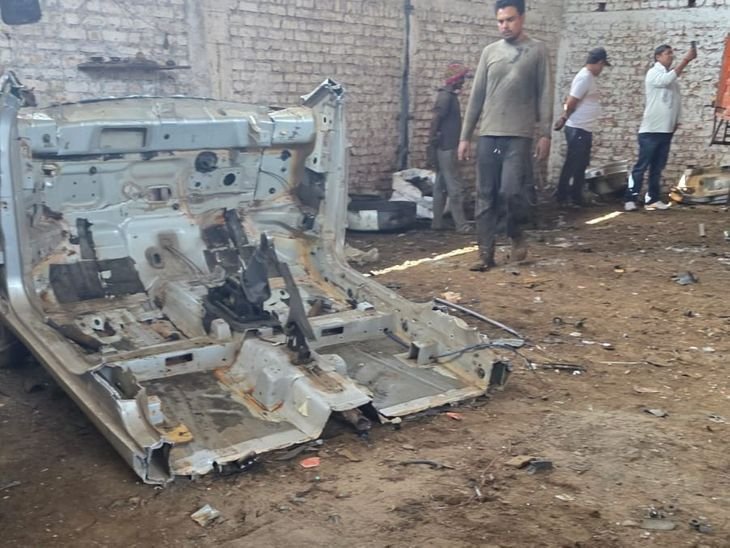 जबलपुर में अवैध स्क्रैपिंग गिरोह पकड़ा, 2 गिरफ्तार:क्राइम ब्रांच की रेड में वाहन काटकर बना रहे थे स्क्रैप, गैराज से कटी कार और स्क्रैप जब्त