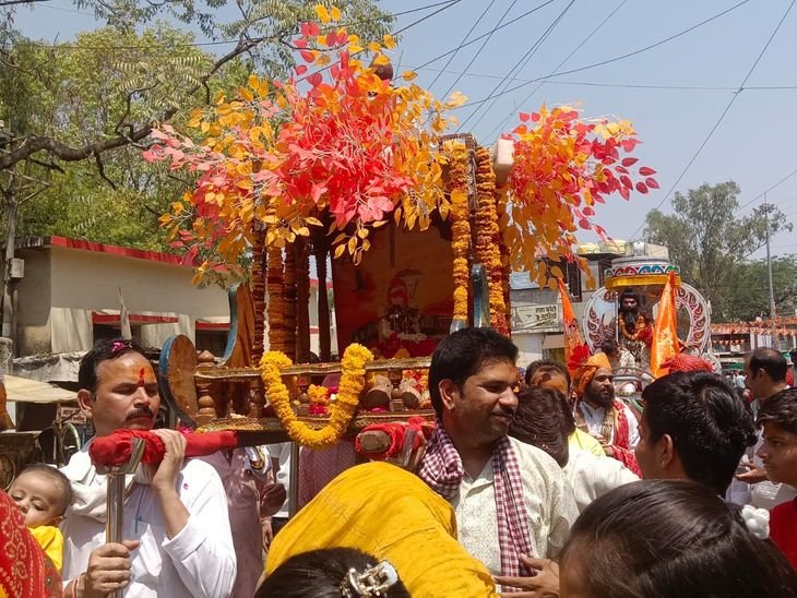 रथ पर विराजे भगवान परशुराम, देखिए PHOTOS:अशोकनगर में निकली शोभायात्रा; विशेष विमान रहा मुख्य आकर्षण