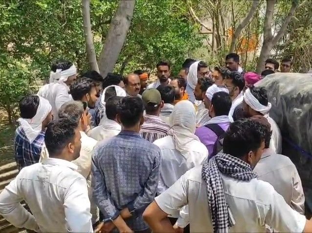 खतौरा अनाज मंडी में किसानों का हंगामा:तुलाई में देरी और अव्यवस्था पर कर्मचारियों पर आरोप