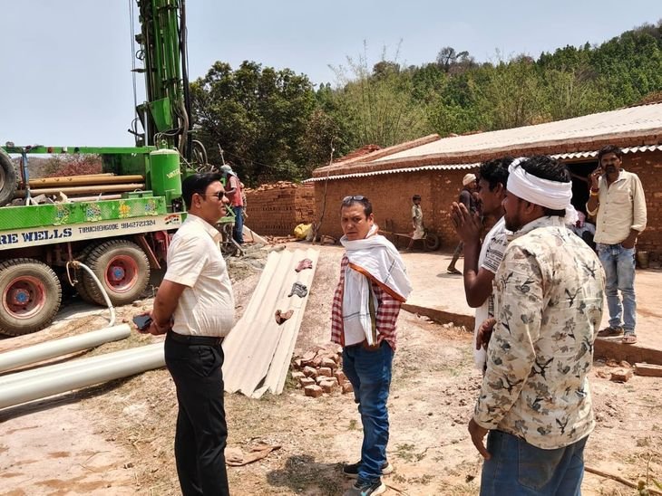 अवैध बोरिंग पर शिकंजा, मशीन जब्त:सीधी में बिना अनुमति चल रही थी बोरिंग, एजेंट समेत जिम्मेदारों पर एक्शन