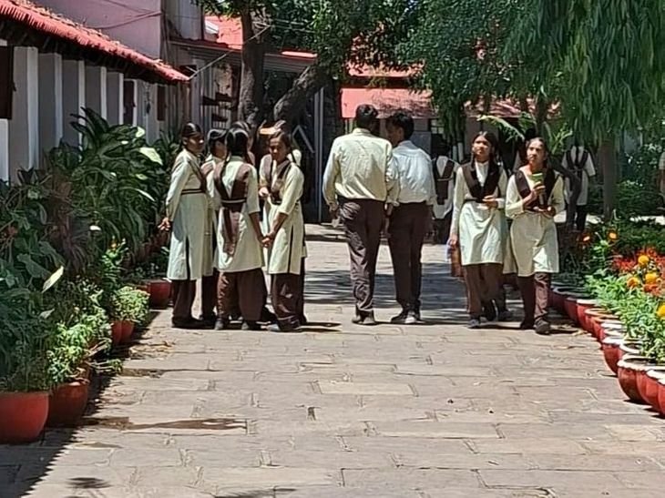 आदिवासी जिलों से भी पिछड़ गई संस्कारधानी:12वीं में नरसिंहपुर संभाग में टॉप पर,10वीं में मंडला रहा आगे; डिंडौरी से भी फिसड्डी रहा जबलपुर