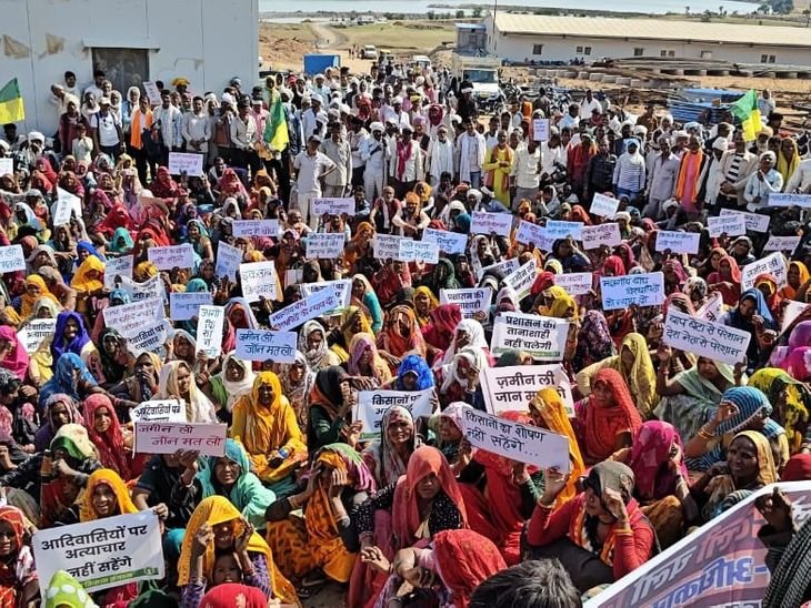 केन-बेतवा परियोजना का काम दूसरे दिन भी ठप:छतरपुर में आदिवासी-किसानों ने बांध स्थल पर किया प्रदर्शन