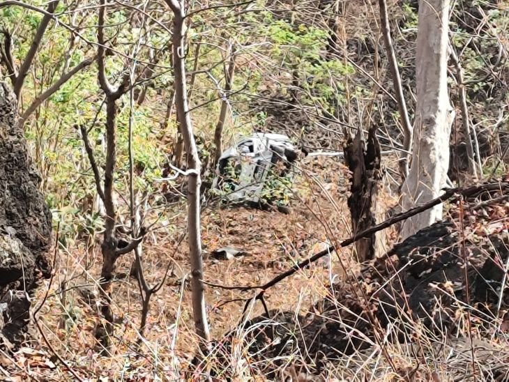 बड़वानी में कार खाई में गिरी, दो युवकों की मौत:दो गंभीर घायल; बिलियापानी घाट पर ड्राइवर को झपकी आने से हुआ हादसा