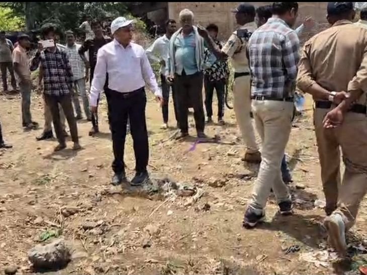 झाबुआ में तहसीलदार पर आदिवासियों से अभद्रता का आरोप:सड़क निर्माण का विरोध करने पर गाली-गलौज और मारपीट की; आप ने कलेक्टर कार्यालय घेरा