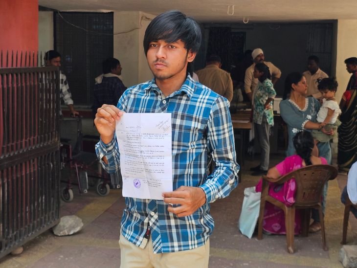 छतरपुर जनसुनवाई में पहुंचा स्टूडेंट बोला- मुझे प्राइवेट कर दिया:प्राचार्य पर अभद्रता का आरोप; प्राचार्य बोले- रिकॉर्ड दिखवाएंगे