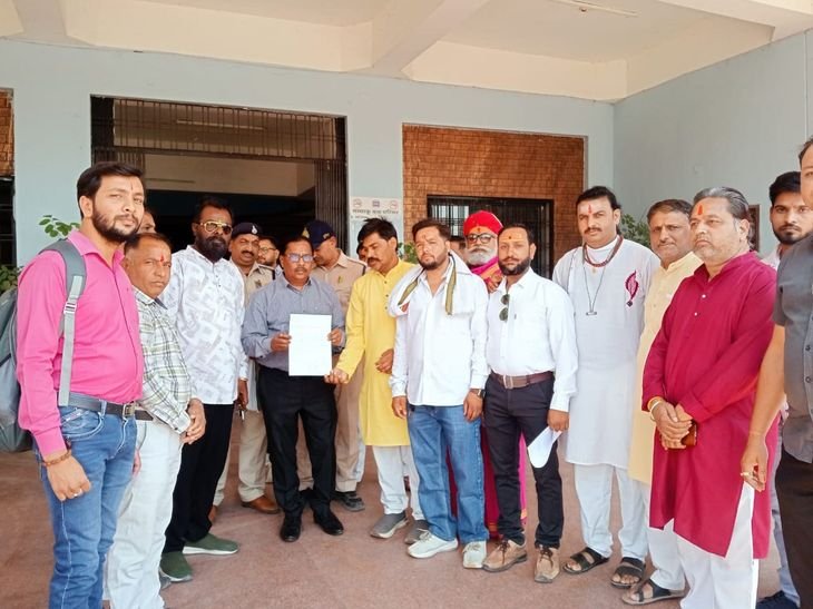 देवास में सिविल लाइन थाने के निर्माण का विरोध:हिंदू समाज के लोगों ने धार्मिक स्थान को बचाने की मांग की, अपर कलेक्टर को ज्ञापन सौंपा