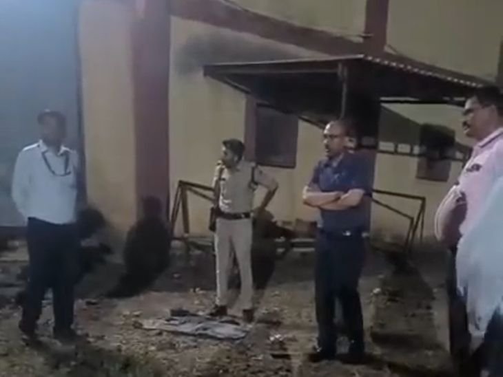 कलेक्टर रात में वेयरहाउस पहुंचे, ताला खुलवाया:फसल तुलाई रुकने पर कलेक्टर की फटकार; बोले- किसान जगेगा तो सबको जागना पड़ेगा