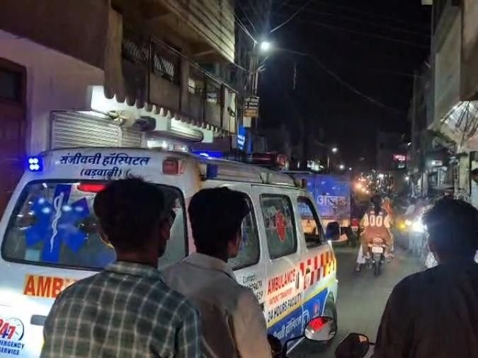 अंजड़ सराफा बाजार में आधे घंटे एंबुलेंस जाम में फंसी:गंभीर मरीज को इंदौर ले जा रही थी, बायपास नहीं बनने से अक्सर ऐसी परेशानी