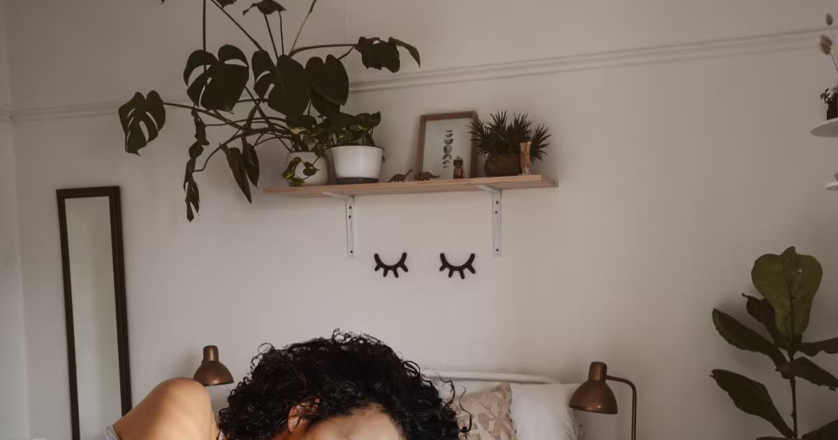 Sleep Tips: रातोंरात ठीक हो जाएगी स्लीप साइकिल, बैडरूम में लगाएं ये 8 प्लांट, कमरे की खूबसूरती के साथ बढ़ेगी दिमाग की शांत