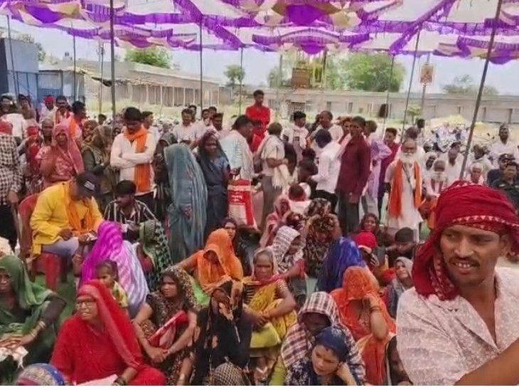 निवाड़ी में सरकारी योजनाओं का लाभ न मिलने पर प्रदर्शन:पृथ्वीपुर और जेरोन में PM आवास और भूमि पट्टे की मांग; तहसीलदार को दिया ज्ञापन