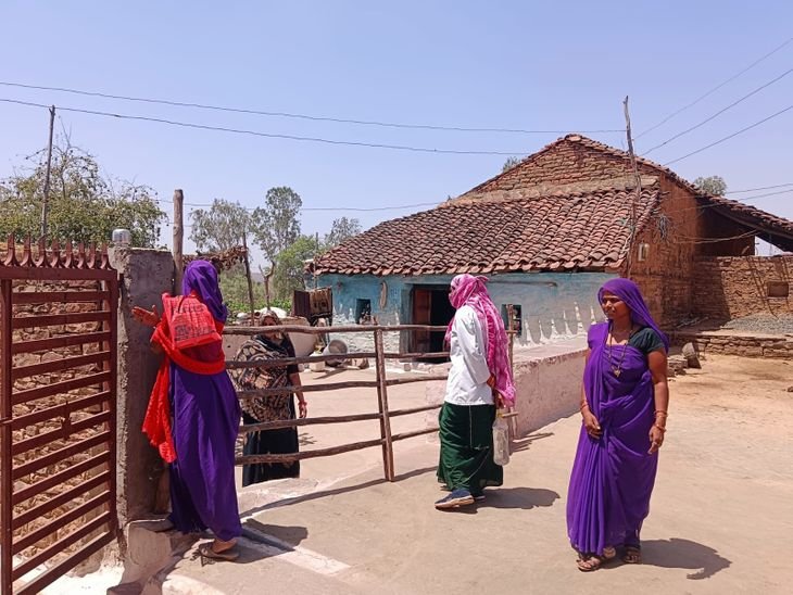 मोहरा गांव में भंडारा खाने से ग्रामीण बीमार:स्वास्थ्य विभाग ने शुरू किया सर्वे, पानी के सैंपल लिए