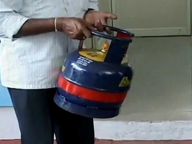 अब बिना एड्रेस प्रूफ के मिल सकेगा 5Kg वाला सिलेंडर:आधार-PAN जैसी सिर्फ एक फोटो-ID दिखानी होगी, स्टूडेंट्स-बैचलर्स और प्रवासी मजदूरों को राहत