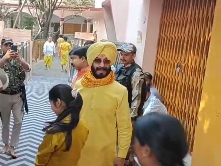 पीतांबरा पीठ में एटीएस प्रमुख बिट्टा ने किए दर्शन:बगलामुखी जयंती पर उमड़ा आस्था का सैलाब, वीआईपी मूवमेंट से सुरक्षा रही हाई अलर्ट