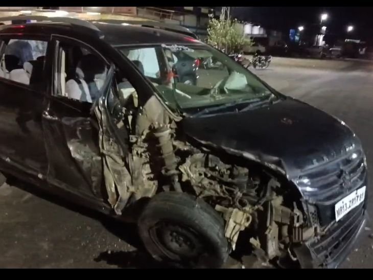 थांदला-पेटलावद मार्ग पर ट्रैक्टर-अर्टिगा की भिड़ंत:एयरबैग खुलने से बची कार सवारों की जान; एक घायल, सड़क पर फैली ईंटें