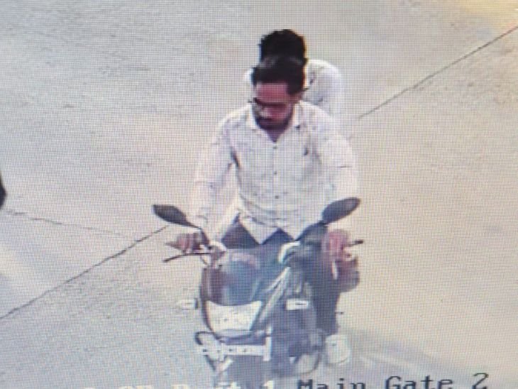 मेडिकल कॉलेज से नर्सिंग ऑफिसर की बाइक चोरी का VIDEO:पहले बाइक के पास आए दो युवक, मास्टर की से स्टार्ट कर हुए फरार