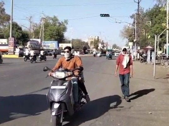 खरगोन में 40 पार तापमान, दोपहर में लू जैसे हालात:10 दिन से 40-41 डिग्री पारा, 70 लाख मिर्च पौधों को बचाने कर रहे स्प्रे