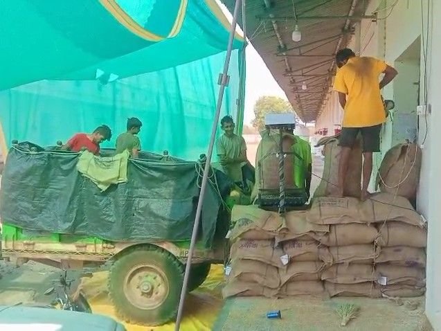 खरगोन में गेहूं खरीदी केंद्रों पर अव्यवस्था:तौलकांटे-हम्माल की कमी से तुलाई में देरी, किसान परेशान