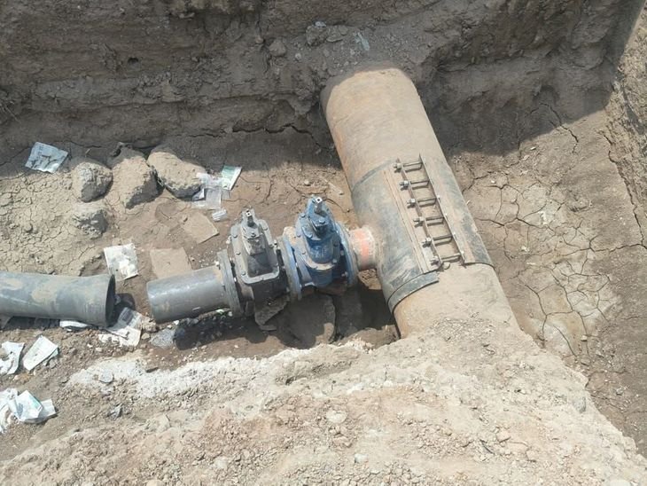 सीहोर में पाइपलाइन जोड़ने के दौरान पानी बर्बाद:इंदौर नाके पर नई टंकी से कनेक्शन; हजारों लीटर पेयजल सड़कों पर बहा