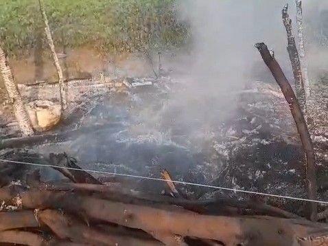 खेत की झोपड़ी में लगी आग, मजदूर जिंदा जला:कांटी गांव में अस्पताल ले जाते समय तोड़ा दम; झोपड़ी में सो रहा था