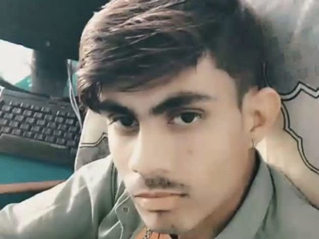 फेसबुक पर प्रेमिका संग फोटो पोस्ट, फिर लगाई फांसी:राजगढ़ में पेड़ पर गमछे से लटका मिला शव; युवक 6 महीने के बेटे का पिता