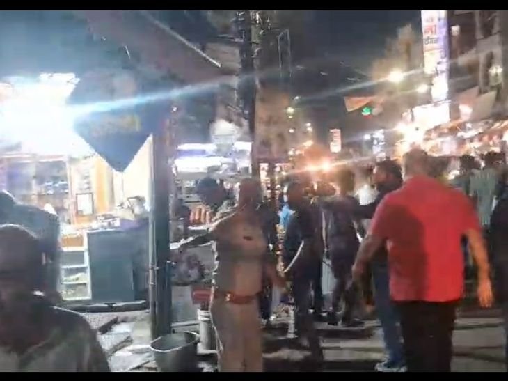 उज्जैन के महाकाल रेस्टोरेंट में लगी आग:समय रहते आग पर काबू पाया, बड़ा हादसा टला