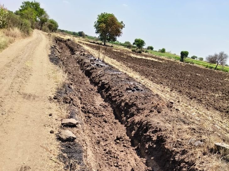 खरगोन में किसानों ने रास्ता खोलने की मांग की:खुदाई से वाहन नहीं जाने के कारण खेत में फंसी फसल, अधिकारियों ने दिया आश्वासन