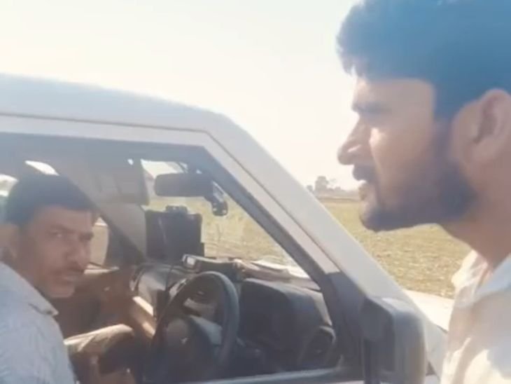 जमीन विवाद में युवक ने पुलिस से की बदसलूकी:वीडियो सामने आने के बाद FIR, SC/ST एक्ट में केस दर्ज