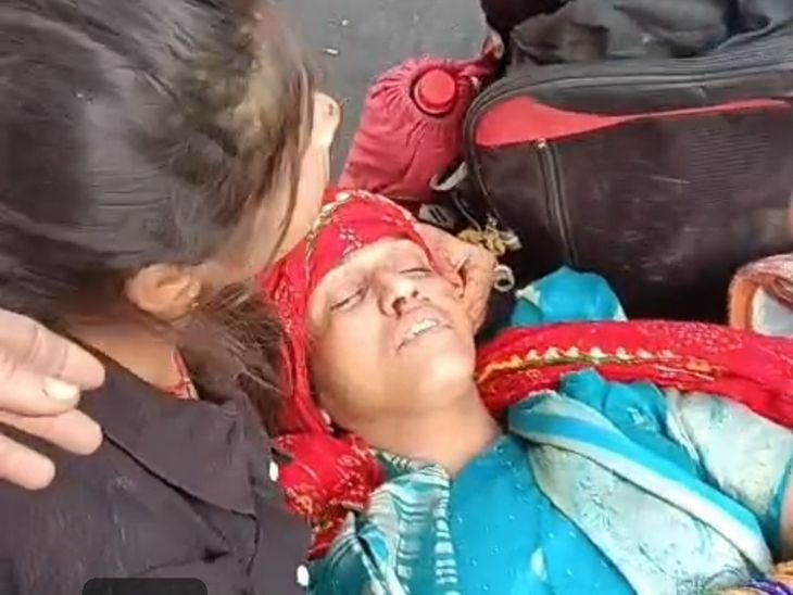 टीकमगढ़ में यात्री बस पलटी, यात्रियों के सिर पर चोट:घायलों को अस्पताल में भर्ती कराया; इंदौर से टीकमगढ़ आ रही बस