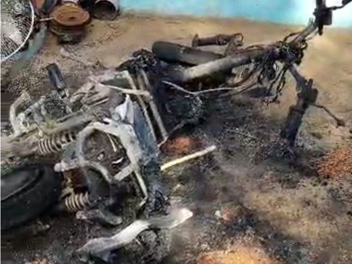 अनूपपुर में खड़ी इलेक्ट्रिक स्कूटी की बैटरी फटी:घर में रखा फ्रिज-वाशिंग मशीन समेत लाखों का सामान जला; परिजनों ने बाहर निकलकर जान बचाई