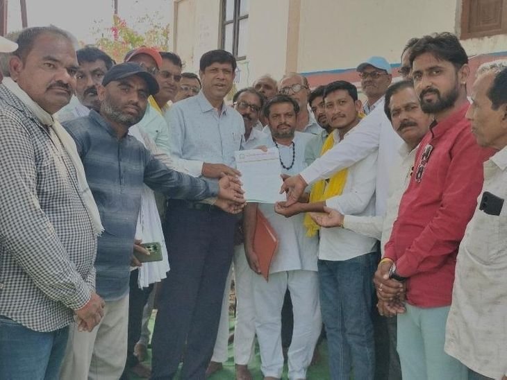 बड़वानी में किसानों का कलेक्ट्रेट पर धरना:फसल मुआवजे और ऋण तिथि बढ़ाने की मांग; सीएम के नाम तहसीलदार को दिया ज्ञापन