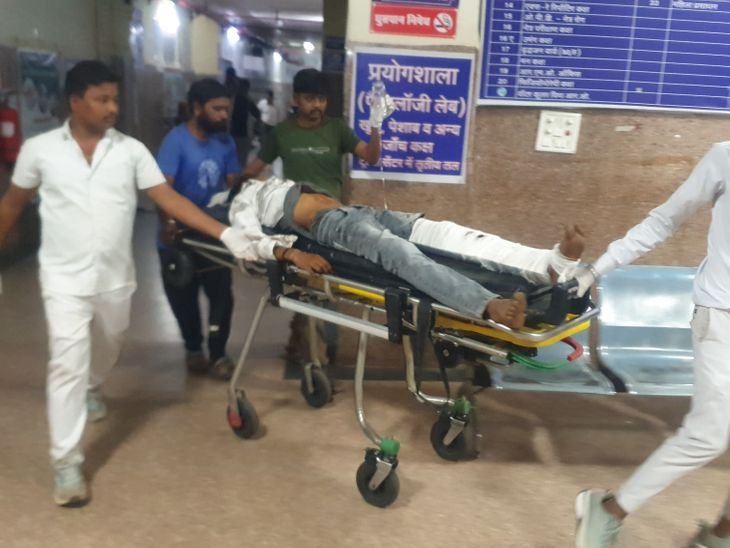 शादी से लौट रहे मां-बेटे को वाहन ने मारी टक्कर:गंभीर घायल अस्पताल में भर्ती; शाजापुर नेशनल हाईवे पर हादसा