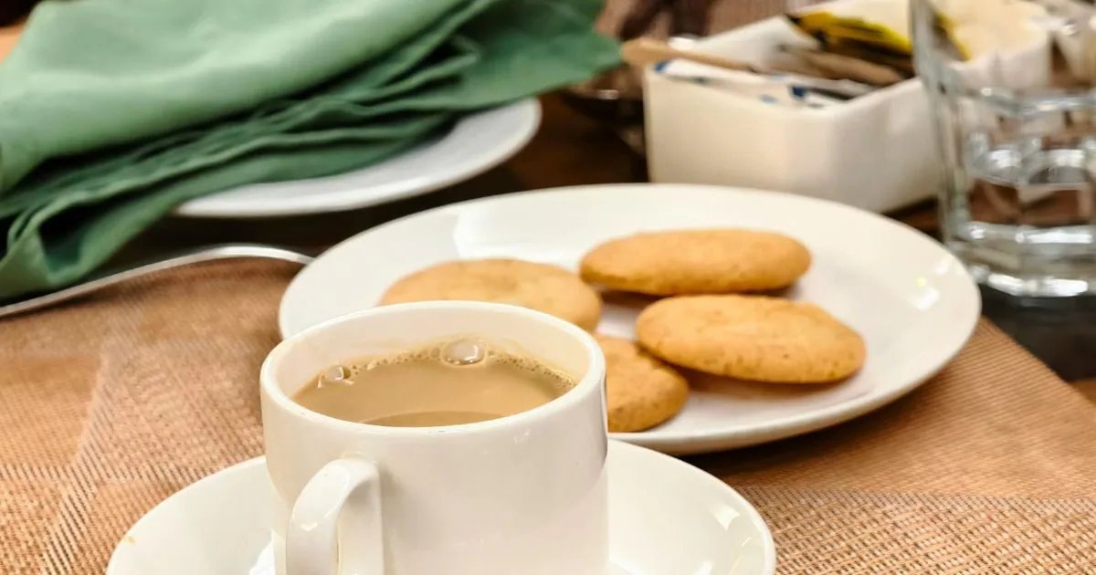 चाय के साथ बिस्किट खाने से कौन-कौन सी बीमारियां हो सकती हैं? ऐसे लोग भूलकर भी न करें सेवन
