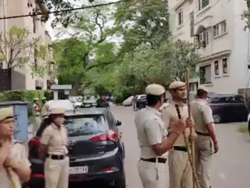 असम पुलिस की कांग्रेस नेता पवन खेड़ा के घर छापेमारी:खेड़ा ने आरोप लगाया था- CM हिमंता की पत्नी के पास 3 पासपोर्ट