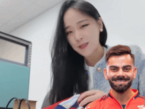 विराट कोहली की जर्सी पाकर खुश हुईं कोरियन कंटेंट क्रिएटर:RCB की जर्सी को किस किया, कहा- मैं कोरियन RCB फैन हूं