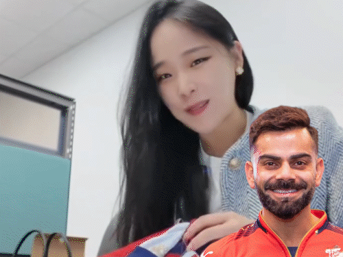 विराट कोहली की जर्सी पाकर खुश हुईं कोरियन कंटेंट क्रिएटर:RCB की जर्सी को किस किया, कहा- मैं कोरियन RCB फैन हूं